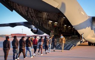 Inicia-EU-vuelos-de-deportacion-publica-fotos-de-migrantes-encadenados-e1737732584314-1160x700-1