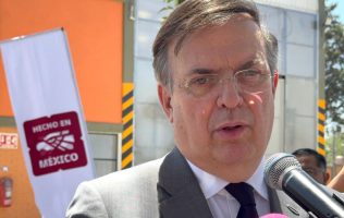 Marcelo-Ebrard-en-aliminio-acero
