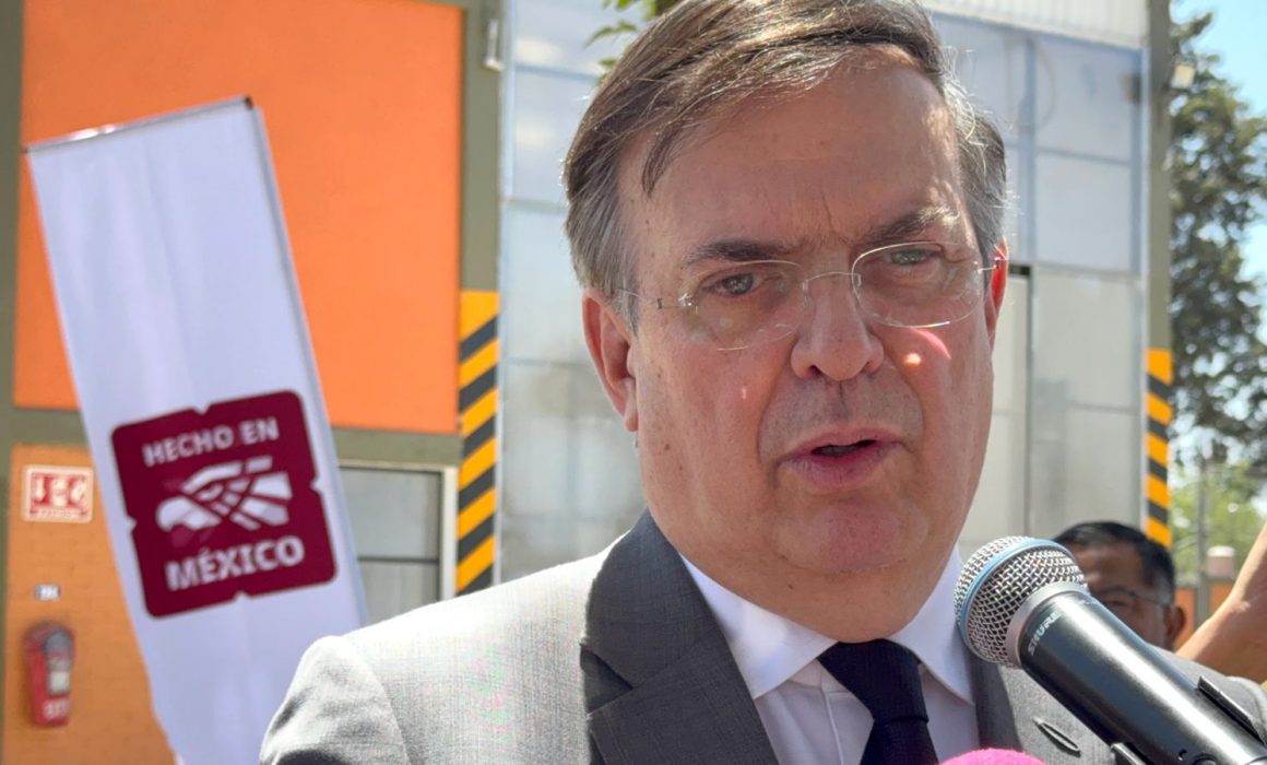 Marcelo-Ebrard-en-aliminio-acero