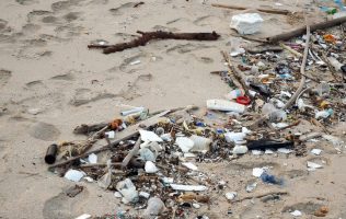 trash-on-a-beach-playas-prohibidas-semana-santa