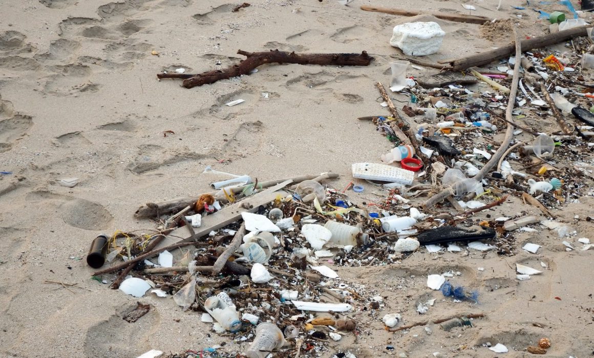 trash-on-a-beach-playas-prohibidas-semana-santa