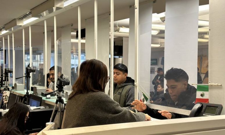 Ofrecen guía para tramitar documentos en el Consulado de México en NY