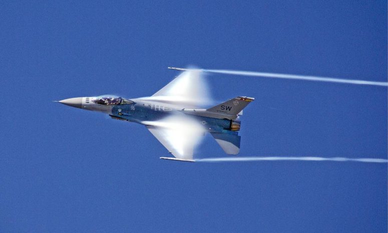 Reportan caída de un F-16 cerca de una carretera en Michigan