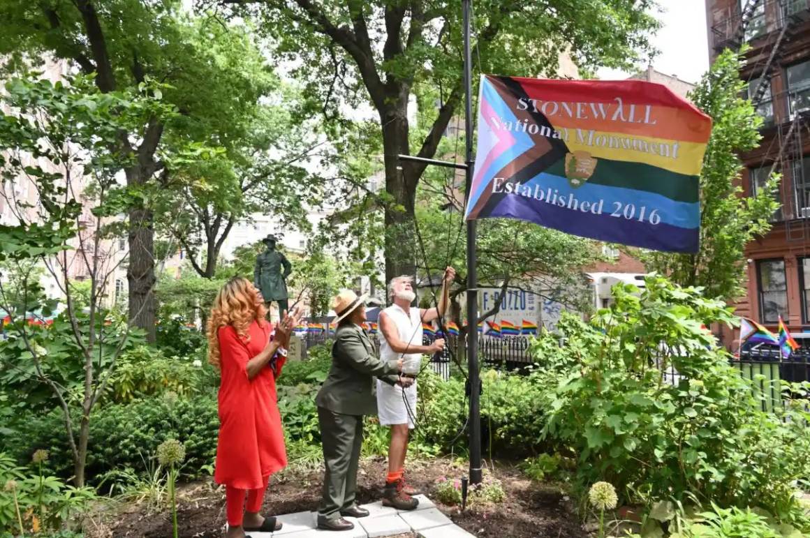 Izarán bandera del orgullo en Stonewall tras polémica retirada ...