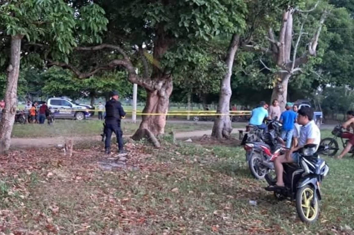 Ataque armado en cancha de México deja 2 jóvenes muertos - Noticias en USA