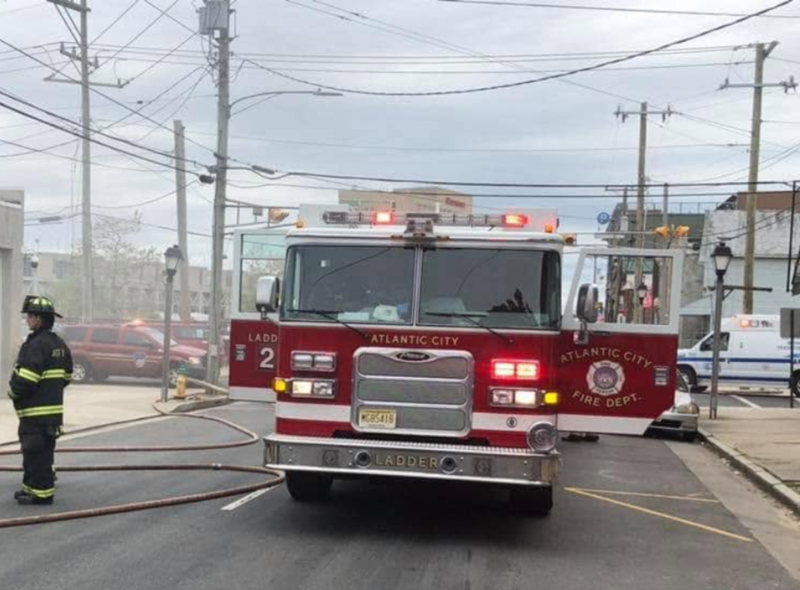 Sufren lesiones 5 bomberos al sofocar incendio en taller de Brooklyn