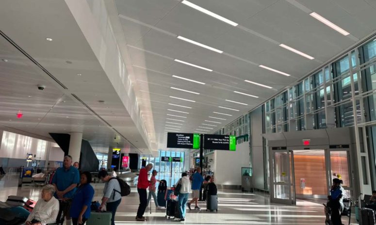 Reanudan vuelos en Newark tras falla que paralizó operaciones