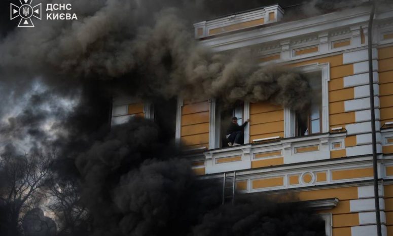 Escapa hombre de incendio tras ataque ruso en Kiev que dejó un muerto