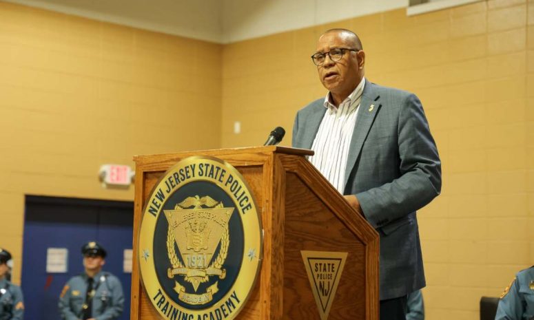 Rompe el silencio exvicegobernador de NJ tras renunciar al cargo