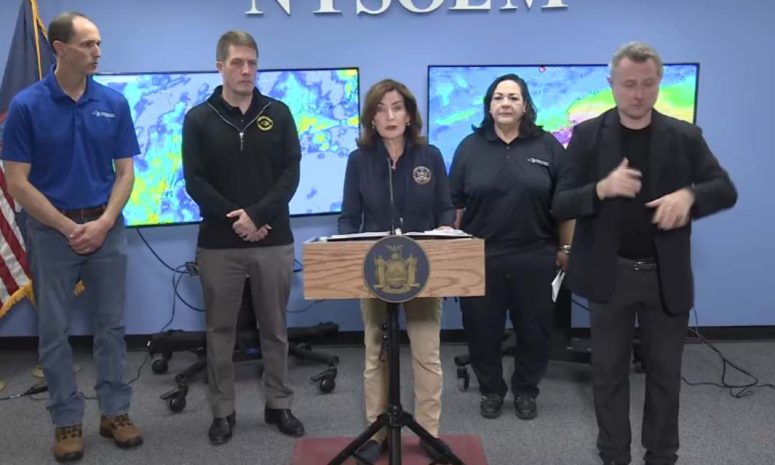 Advierte Hochul inundaciones costeras por tormenta nor'easter