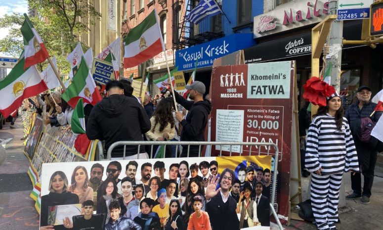 Protestan iraníes cerca de la ONU mientras arriba delegación de Teherán