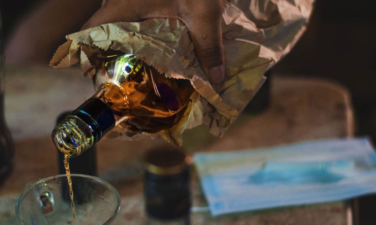 Investigan 19 muertes por alcohol adulterado en Nagaland, India