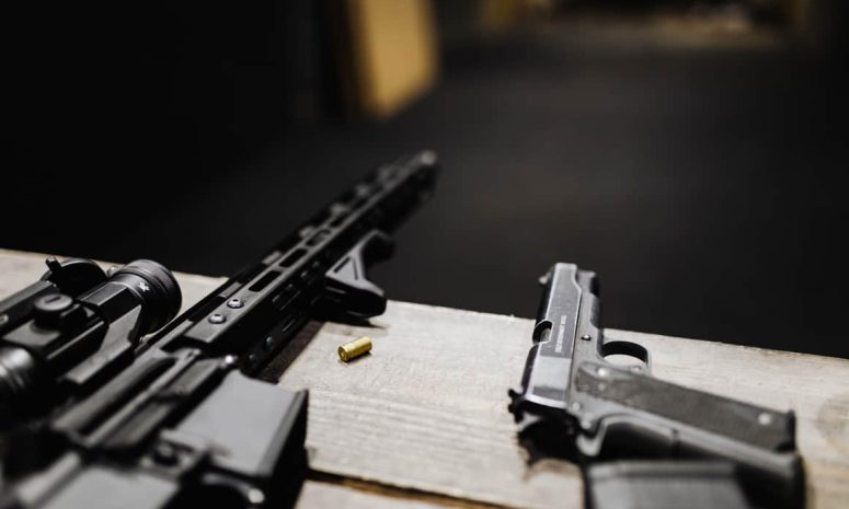 Declara EU inconstitucional prohibir venta de armas a jóvenes