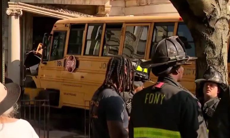 Se estrella autobús escolar contra edificio de apartamentos en Brooklyn