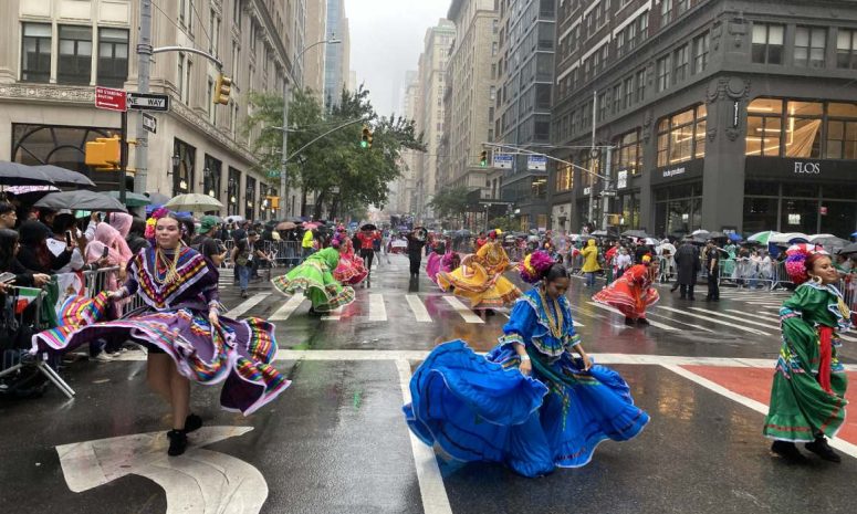 Resiste comunidad mexicana la lluvia y celebra su independencia en NY