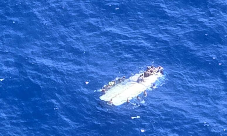 Rescatan a 40 personas y hallan 2 muertos por naufragio en Puerto Rico