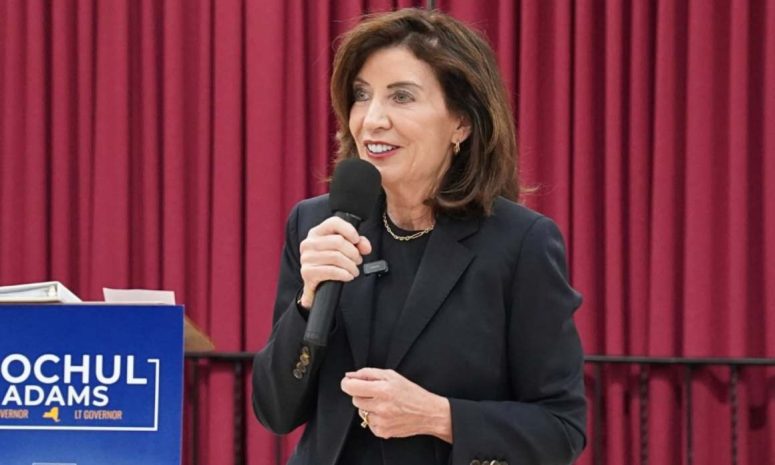 Mantiene Hochul ventaja en encuestas a 2 semanas de elecciones en NY