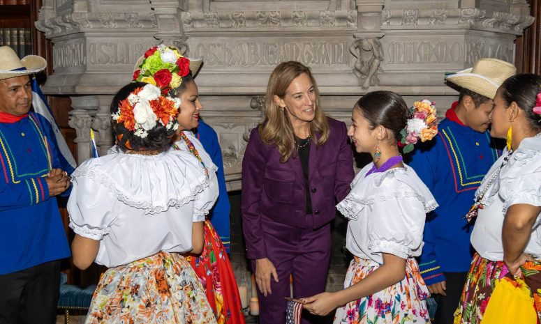 Reúne Sherrill a familias hispanas para celebrar su herencia cultural en NJ