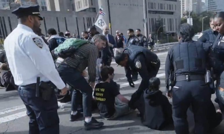 Bloquean activistas contra ICE accesos viales al puente de Brooklyn