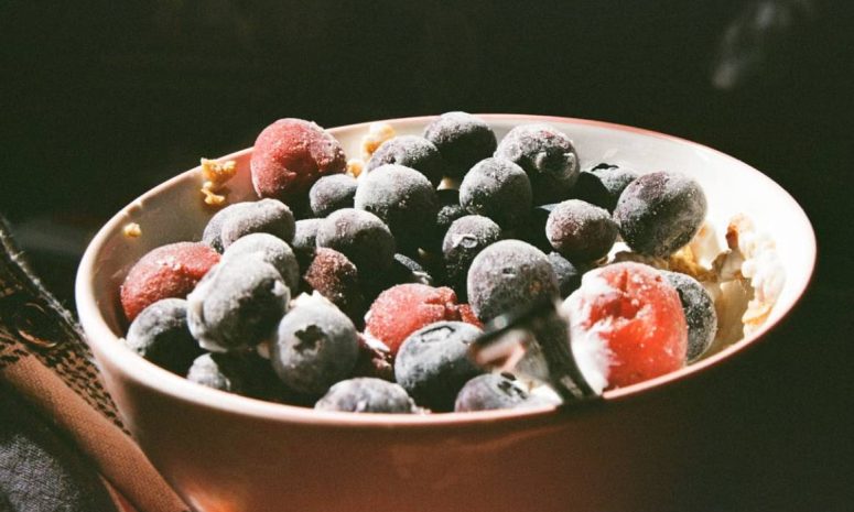 Amplían retiro de frutos rojos congelados por posible E. coli