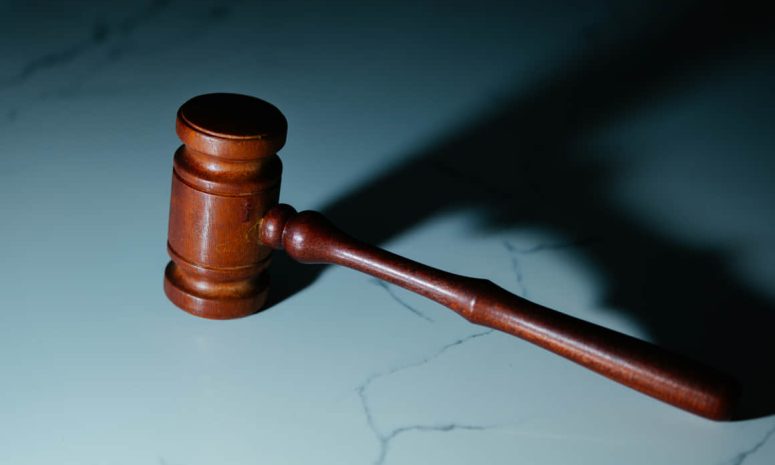 Acusan a exconcejal por extorsión y préstamos ilegales en Englishtown
