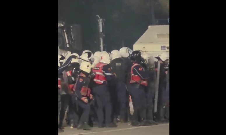 Investigan a policías en Albania por represión durante protestas