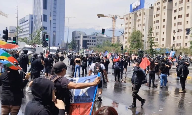Reportan masivos arrestos y choques durante protestas en Chile