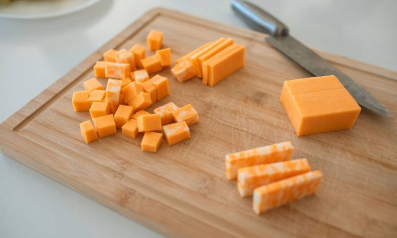 Retiran queso cheddar por riesgo de E. coli en Nueva York y Nueva Jersey